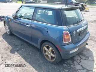 2010 MINI Hardtop z VIN WMWMF3C50ATU77369, wystawiony jako IAAI lot #42796389 z przebiegiem 173 322 mil mil oraz . Historia ofert i sprzedaży dostępna na DreamBid. Obrazek 3.