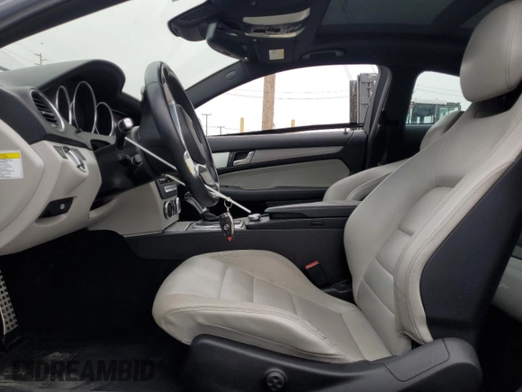 2013 Mercedes-Benz C 250 z VIN WDDGJ4HB8DG000369, wystawiony jako Copart lot #59053675 z przebiegiem 89 217 mil mil oraz Szkoda całkowita • Salvage title. Historia ofert i sprzedaży dostępna na DreamBid. Obrazek 7.