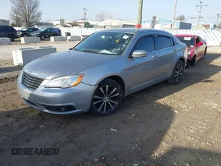 2013 Chrysler 200 Touring z VIN 1C3CCBBB5DN614733, wystawiony jako IAAI lot #41826645 z przebiegiem 216 526 mil mil oraz . Historia ofert i sprzedaży dostępna na DreamBid. Obrazek 2.