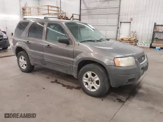 2004 Ford Escape XLT with VIN 1FMYU93174KA69760, listed as a IAAI auction lot 41725347 with 232,740 mi miles. Bid and sale history available at carsss.com. Image 1.