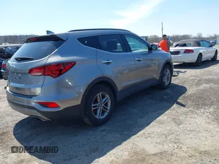 2017 Hyundai Santa Fe 2.4L z VIN 5NMZUDLB7HH015347, wystawiony jako IAAI lot #42035606 z przebiegiem 118 305 mil mil oraz . Historia ofert i sprzedaży dostępna na DreamBid. Obrazek 4.