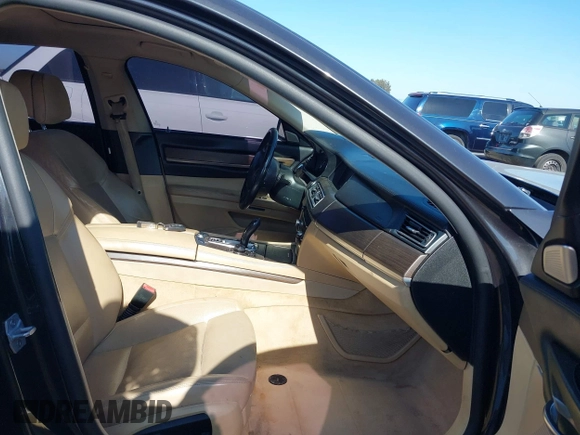2013 BMW 7 Series 750Li xDrive z VIN WBAYF8C58DD141658, wystawiony jako IAAI lot #42327776 z przebiegiem 130 428 mil mil oraz . Historia ofert i sprzedaży dostępna na DreamBid. Obrazek 5.