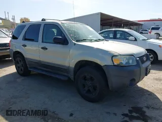2005 Ford Escape XLT with VIN 1FMYU93135KC44135, listed as a IAAI auction lot 42002351 with 185,569 mi miles. Bid and sale history available at carsss.com. Image 1.