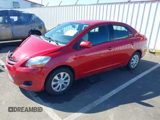 2008 Toyota Yaris z VIN JTDBT903784012634, wystawiony jako IAAI lot #42095324 z przebiegiem 136 691 mil mil oraz . Historia ofert i sprzedaży dostępna na DreamBid. Obrazek 2.