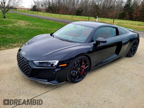 2021 Audi R8 z VIN WUAKBAFX4M7901384, wystawiony jako Copart lot #51984055 z przebiegiem 5 665 mil mil oraz Czysty tytuł • Clean title. Historia ofert i sprzedaży dostępna na DreamBid. Obrazek 2.