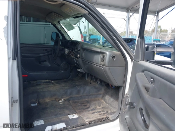 2006 GMC Sierra 2500HD Work Truck with VIN 1GTHC24U36E260455, listed as a IAAI auction lot 41753820 with 1 mi miles. Bid and sale history available at carsss.com. Image 5.