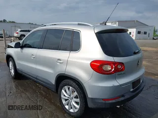 2011 Volkswagen Tiguan SEL z VIN WVGBV7AX9BW529778, wystawiony jako IAAI lot #42116103 z przebiegiem 115 653 mil mil oraz . Historia ofert i sprzedaży dostępna na DreamBid. Obrazek 3.
