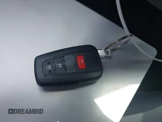 2024 Toyota RAV4 Hybrid XLE Premium z VIN JTMB6RFV5RJ059437, wystawiony jako IAAI lot #42485203 z przebiegiem 4 200 mil mil oraz . Historia ofert i sprzedaży dostępna na DreamBid. Obrazek 11.