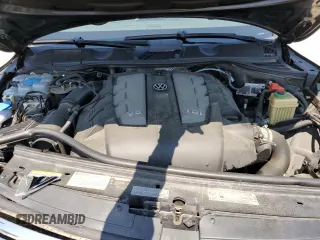 2015 Volkswagen Touareg Lux z VIN WVGEP9BP2FD006802, wystawiony jako Copart lot #52291965 z przebiegiem 122 787 mil mil oraz Szkoda całkowita • Salvage title. Historia ofert i sprzedaży dostępna na DreamBid. Obrazek 13.