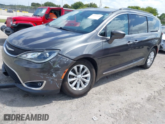 2017 Chrysler Pacifica Touring L z VIN 2C4RC1BG9HR613024, wystawiony jako IAAI lot #42112148 z przebiegiem 125 898 mil mil oraz . Historia ofert i sprzedaży dostępna na DreamBid. Obrazek 17.