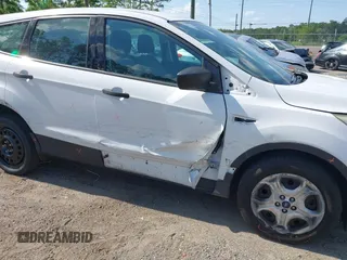 2017 Ford Escape S z VIN 1FMCU0F77HUE98557, wystawiony jako IAAI lot #42268282 z przebiegiem 132 481 mil mil oraz . Historia ofert i sprzedaży dostępna na DreamBid. Obrazek 6.