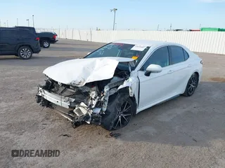 2022 Toyota Camry SE z VIN 4T1T11AK6NU622176, wystawiony jako IAAI lot #41876802 z przebiegiem 56 631 mil mil oraz . Historia ofert i sprzedaży dostępna na DreamBid. Obrazek 18.