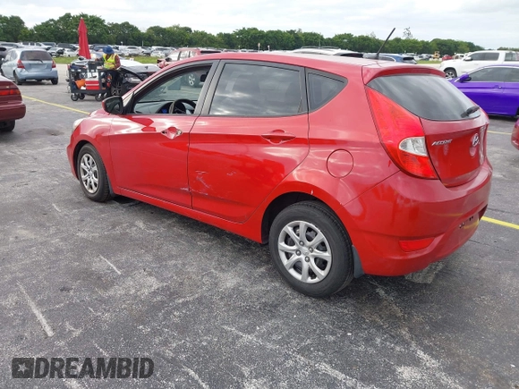 2013 Hyundai Accent GS z VIN KMHCT5AE2DU123126, wystawiony jako IAAI lot #40902043 z przebiegiem 97 822 mil mil oraz . Historia ofert i sprzedaży dostępna na DreamBid. Obrazek 3.