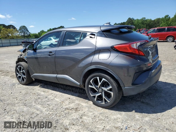 2018 Toyota C-HR XLE z VIN NMTKHMBXXJR046516, wystawiony jako Copart lot #53486395 z przebiegiem 95 741 mil mil oraz Czysty tytuł • Clean title. Historia ofert i sprzedaży dostępna na DreamBid. Obrazek 2.