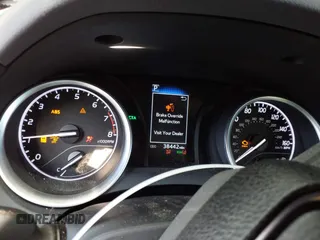 2024 Toyota Camry LE z VIN 4T1C11AK3RU879043, wystawiony jako IAAI lot #41601018 z przebiegiem 38 442 mil mil oraz . Historia ofert i sprzedaży dostępna na DreamBid. Obrazek 7.