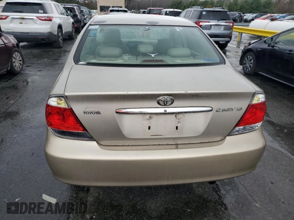 2005 Toyota Camry STD z VIN 4T1BE32K55U629355, wystawiony jako Copart lot #82282494 z przebiegiem 297 925 mil mil oraz Czysty tytuł • Clean title. Historia ofert i sprzedaży dostępna na DreamBid. Obrazek 6.