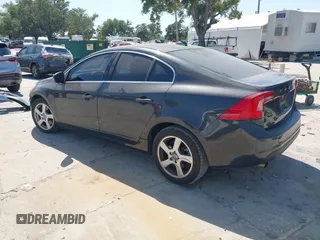 2012 Volvo S60 T5 с VIN YV1622FS7C2046680, выставлен на аукционе IAAI как лот 42170446 с пробегом 137 136 миль миль и . История ставок и продаж доступна на DreamBid. Изображение 3.