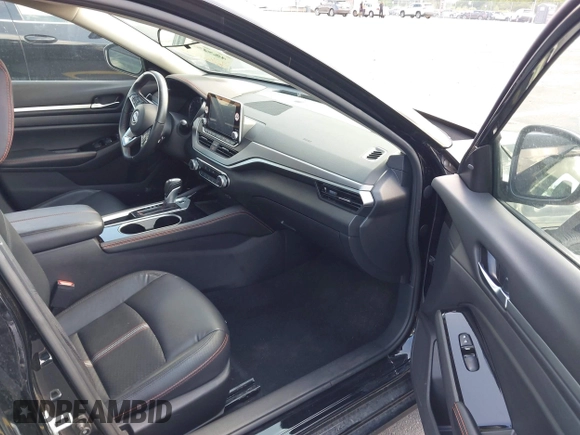 2024 Nissan Altima SR z VIN 1N4BL4CV0RN372815, wystawiony jako IAAI lot #42436563 z przebiegiem 35 231 mil mil oraz . Historia ofert i sprzedaży dostępna na DreamBid. Obrazek 5.