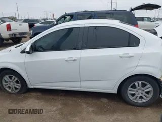 2012 Chevrolet Sonic LS z VIN 1G1JA5SH7C4212837, wystawiony jako IAAI lot #41509997 z przebiegiem 96 901 mil mil oraz . Historia ofert i sprzedaży dostępna na DreamBid. Obrazek 13.