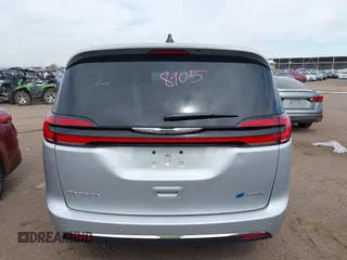 2024 Chrysler Pacifica Hybrid Select z VIN 2C4RC1S78RR188462, wystawiony jako IAAI lot #41813616 z przebiegiem 18 589 mil mil oraz . Historia ofert i sprzedaży dostępna na DreamBid. Obrazek 15.
