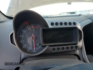 2012 Chevrolet Sonic LTZ z VIN 1G1JE6SH2C4126197, wystawiony jako Copart lot #85541214 z przebiegiem Nie podano mil oraz Szkoda całkowita • Salvage title. Historia ofert i sprzedaży dostępna na DreamBid. Obrazek 9.