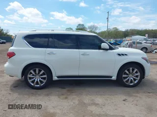 2013 Infiniti QX56 z VIN JN8AZ2NE1D9042676, wystawiony jako IAAI lot #42181659 z przebiegiem 113 454 mil mil oraz . Historia ofert i sprzedaży dostępna na DreamBid. Obrazek 13.
