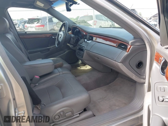 2005 Cadillac DeVille z VIN 1G6KD54Y65U192442, wystawiony jako IAAI lot #42257163 z przebiegiem 100 381 mil mil oraz . Historia ofert i sprzedaży dostępna na DreamBid. Obrazek 5.