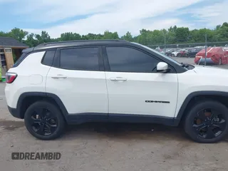 2018 Jeep Compass Latitude z VIN 3C4NJDBBXJT304529, wystawiony jako IAAI lot #42637865 z przebiegiem 112 662 mil mil oraz . Historia ofert i sprzedaży dostępna na DreamBid. Obrazek 13.