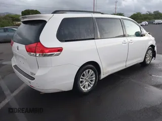 2014 Toyota Sienna XLE with VIN 5TDYK3DC1ES429932, listed as a IAAI auction lot 41692134 with 93,625 mi miles. Bid and sale history available at carsss.com. Image 4.