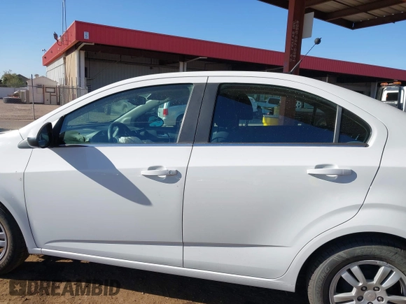 2014 Chevrolet Sonic LT z VIN 1G1JC5SH4E4171516, wystawiony jako IAAI lot #41163056 z przebiegiem 92 362 mil mil oraz . Historia ofert i sprzedaży dostępna na DreamBid. Obrazek 14.