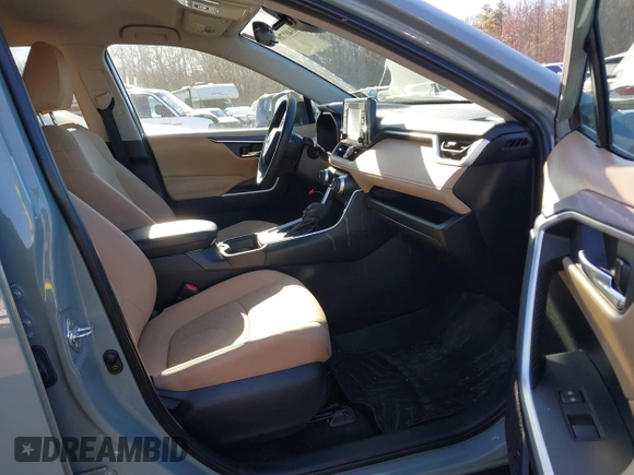 2021 Toyota RAV4 XLE with VIN 2T3W1RFV8MW152785, listed as a IAAI auction lot 41401709 with 55,069 mi miles. Bid and sale history available at carsss.com. Image 5.