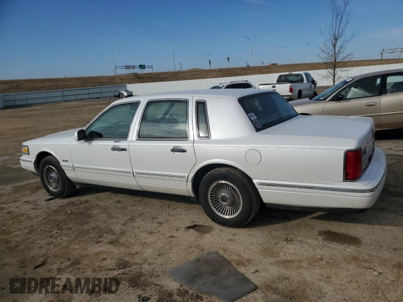 1997 Lincoln Town Car Signature z VIN 1LNLM82W1VY673577, wystawiony jako Copart lot #49160595 z przebiegiem 221 129 mil mil oraz Nie do naprawy • Non repairable. Historia ofert i sprzedaży dostępna na DreamBid. Obrazek 2.