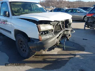 2005 Chevrolet Silverado 1500 Work Truck z VIN 2GCEK19V851367356, wystawiony jako IAAI lot #41448496 z przebiegiem 185 625 mil mil oraz . Historia ofert i sprzedaży dostępna na DreamBid. Obrazek 17.