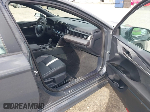 2025 Toyota Camry LE z VIN 4T1DAACK8SU111520, wystawiony jako IAAI lot #42045956 z przebiegiem 5 519 mil mil oraz . Historia ofert i sprzedaży dostępna na DreamBid. Obrazek 5.