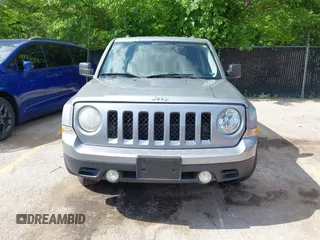 2014 Jeep Patriot Altitude z VIN 1C4NJPBA8ED789242, wystawiony jako IAAI lot #42349465 z przebiegiem 150 835 mil mil oraz . Historia ofert i sprzedaży dostępna na DreamBid. Obrazek 6.