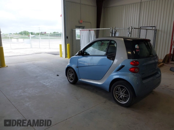 2011 Smart fortwo Pure z VIN WMEEJ3BA9BK432217, wystawiony jako IAAI lot #42145887 z przebiegiem 135 480 mil mil oraz . Historia ofert i sprzedaży dostępna na DreamBid. Obrazek 3.