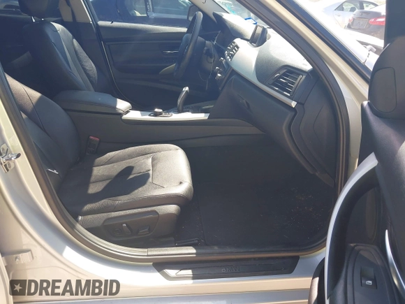 2012 BMW 3 Series 328i z VIN WBA3A5C54CF343424, wystawiony jako IAAI lot #42249402 z przebiegiem 90 120 mil mil oraz . Historia ofert i sprzedaży dostępna na DreamBid. Obrazek 5.