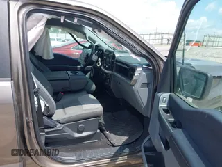 2022 Ford F-150 XL z VIN 1FTEW1EB9NFB50424, wystawiony jako IAAI lot #42553241 z przebiegiem 32 982 mil mil oraz . Historia ofert i sprzedaży dostępna na DreamBid. Obrazek 5.