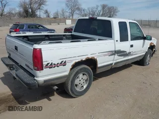 1995 GMC Sierra 1500 z VIN 2GTEK19K0S1580688, wystawiony jako IAAI lot #41811015 z przebiegiem 143 260 mil mil oraz . Historia ofert i sprzedaży dostępna na DreamBid. Obrazek 4.