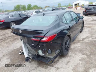 2025 Toyota Camry LE z VIN 4T1DAACK0SU057646, wystawiony jako IAAI lot #42147253 z przebiegiem 6 675 mil mil oraz . Historia ofert i sprzedaży dostępna na DreamBid. Obrazek 4.