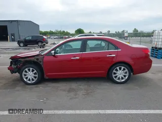 2010 Lincoln MKZ z VIN 3LNHL2GC2AR636552, wystawiony jako IAAI lot #42330172 z przebiegiem 98 883 mil mil oraz . Historia ofert i sprzedaży dostępna na DreamBid. Obrazek 15.