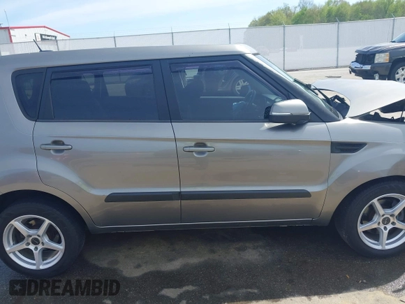 2013 Kia Soul + z VIN KNDJT2A63D7607176, wystawiony jako IAAI lot #42106454 z przebiegiem 130 814 mil mil oraz . Historia ofert i sprzedaży dostępna na DreamBid. Obrazek 13.