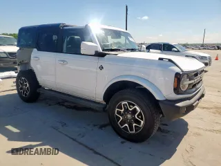 2024 Ford Bronco Outer Banks z VIN 1FMDE8BH8RLA81101, wystawiony jako Copart lot #56736785 z przebiegiem 5 437 mil mil oraz Szkoda całkowita • Salvage title. Historia ofert i sprzedaży dostępna na DreamBid. Obrazek 4.