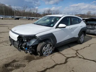 2025 Hyundai Kona SE with VIN KM8HACAB8SU221628, listed as a Copart auction lot 43034825 with 895 mi miles and Salvage Title. Bid and sale history available at carsss.com. Image 1.