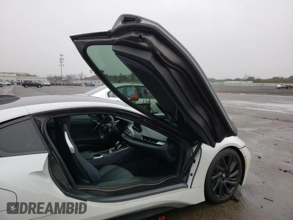 2016 BMW i8 z VIN WBY2Z2C52GV675619, wystawiony jako Copart lot #39725842 z przebiegiem 7047 mil mil oraz . Historia ofert i sprzedaży dostępna na DreamBid. Obrazek 9.