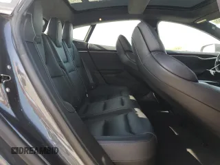 2018 Tesla Model S 75D z VIN 5YJSA1E23JF263642, wystawiony jako Copart lot #50647665 z przebiegiem 71 416 mil mil oraz Szkoda całkowita • Salvage title. Historia ofert i sprzedaży dostępna na DreamBid. Obrazek 10.