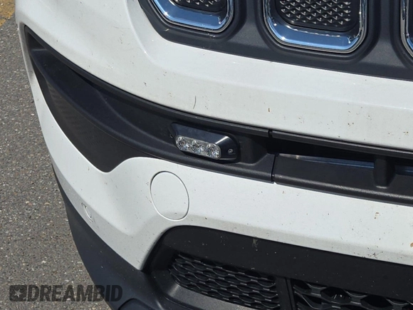 2022 Jeep Compass Latitude z VIN 3C4NJDBB2NT205936, wystawiony jako IAAI lot #42885857 z przebiegiem 39 157 mil mil oraz . Historia ofert i sprzedaży dostępna na DreamBid. Obrazek 19.