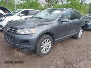 2014 Volkswagen Touareg Sport z VIN WVGEF9BP6ED007632, wystawiony jako IAAI lot #42183677 z przebiegiem 166 245 mil mil oraz . Historia ofert i sprzedaży dostępna na DreamBid. Obrazek 2.