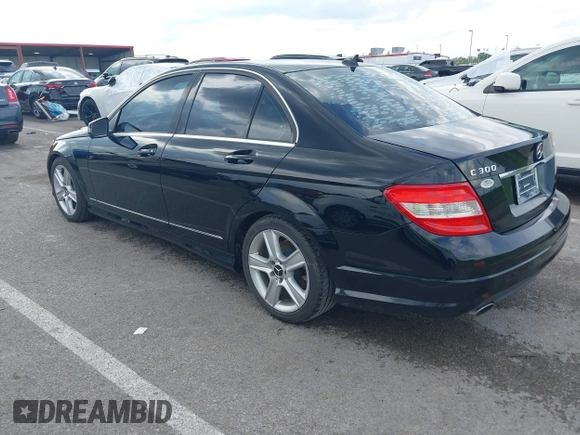 2010 Mercedes-Benz C 300 Sport z VIN WDDGF8BB9AR124264, wystawiony jako IAAI lot #42075919 z przebiegiem 210 433 mil mil oraz . Historia ofert i sprzedaży dostępna na DreamBid. Obrazek 3.