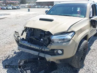 2020 Toyota Tacoma SR5 z VIN 3TMCZ5AN1LM300447, wystawiony jako IAAI lot #41961434 z przebiegiem 42 090 mil mil oraz . Historia ofert i sprzedaży dostępna na DreamBid. Obrazek 6.